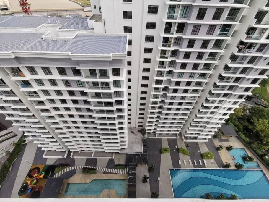 A2705 Platino ParadigmMall Netflix PoolView BySTAY