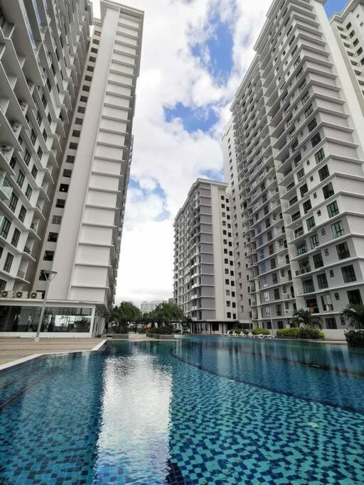 A2705 Platino ParadigmMall Netflix PoolView BySTAY