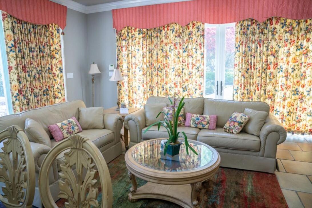 Lakefront Retreat w/ Guest House