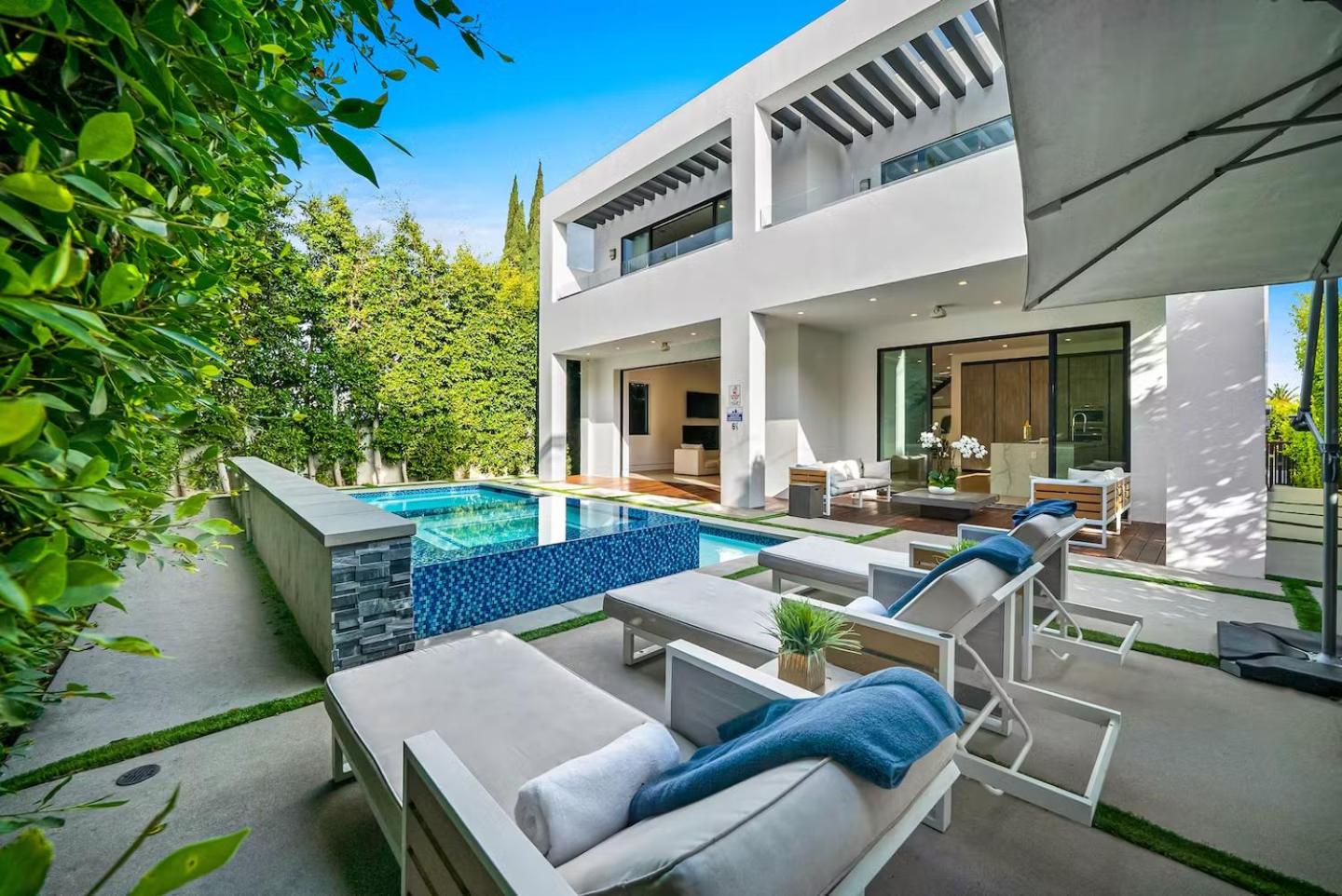 Luxurious Retreat - Modern House with Pool
