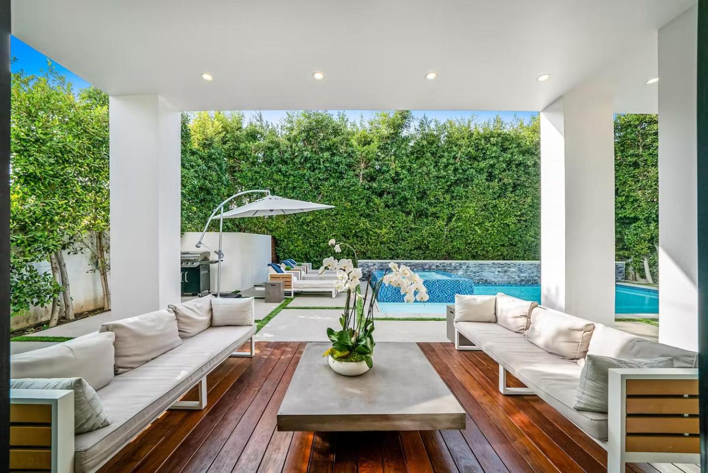 Luxurious Retreat - Modern House with Pool