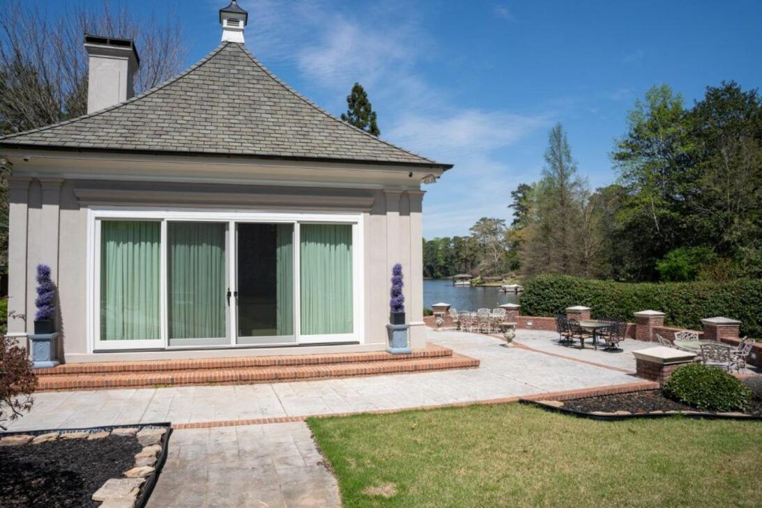 Lakefront Retreat w/ Guest House