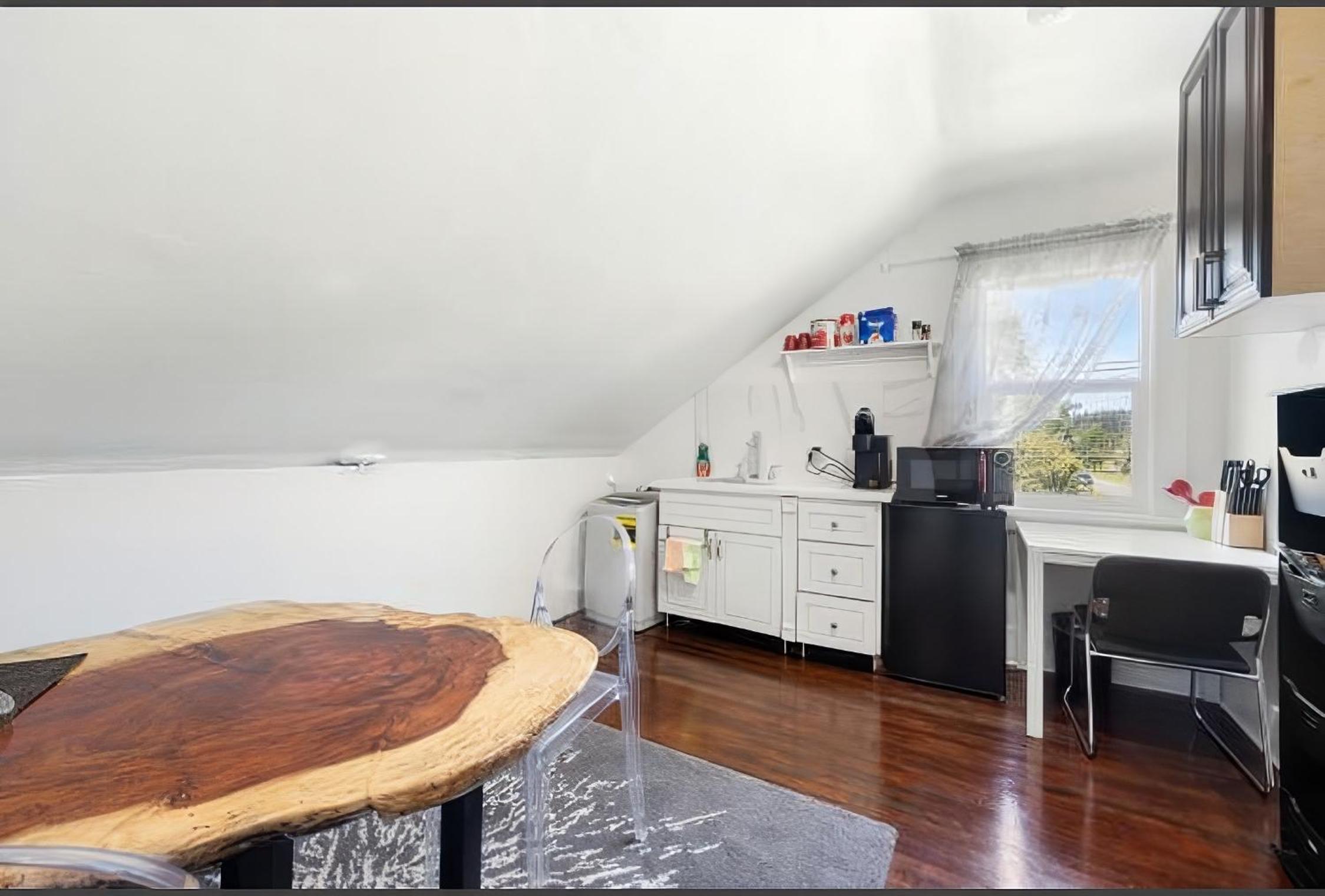 Fully furnished suite for up to 6 guests at ubc golf course