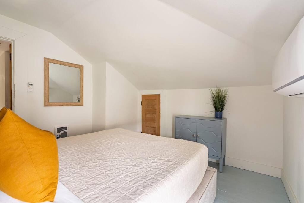 Stay Portland - Historic 6BR - Walk to NW Shops - Sleeps 12 view 4