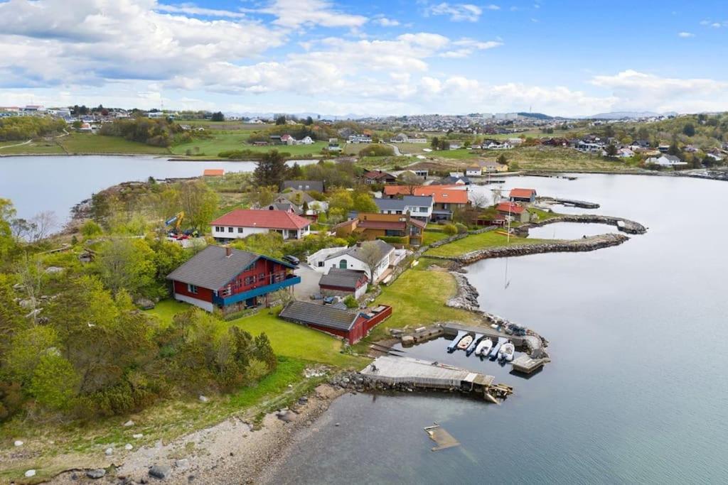 Beautiful Seafront Home, 5 Min to ONS view 4