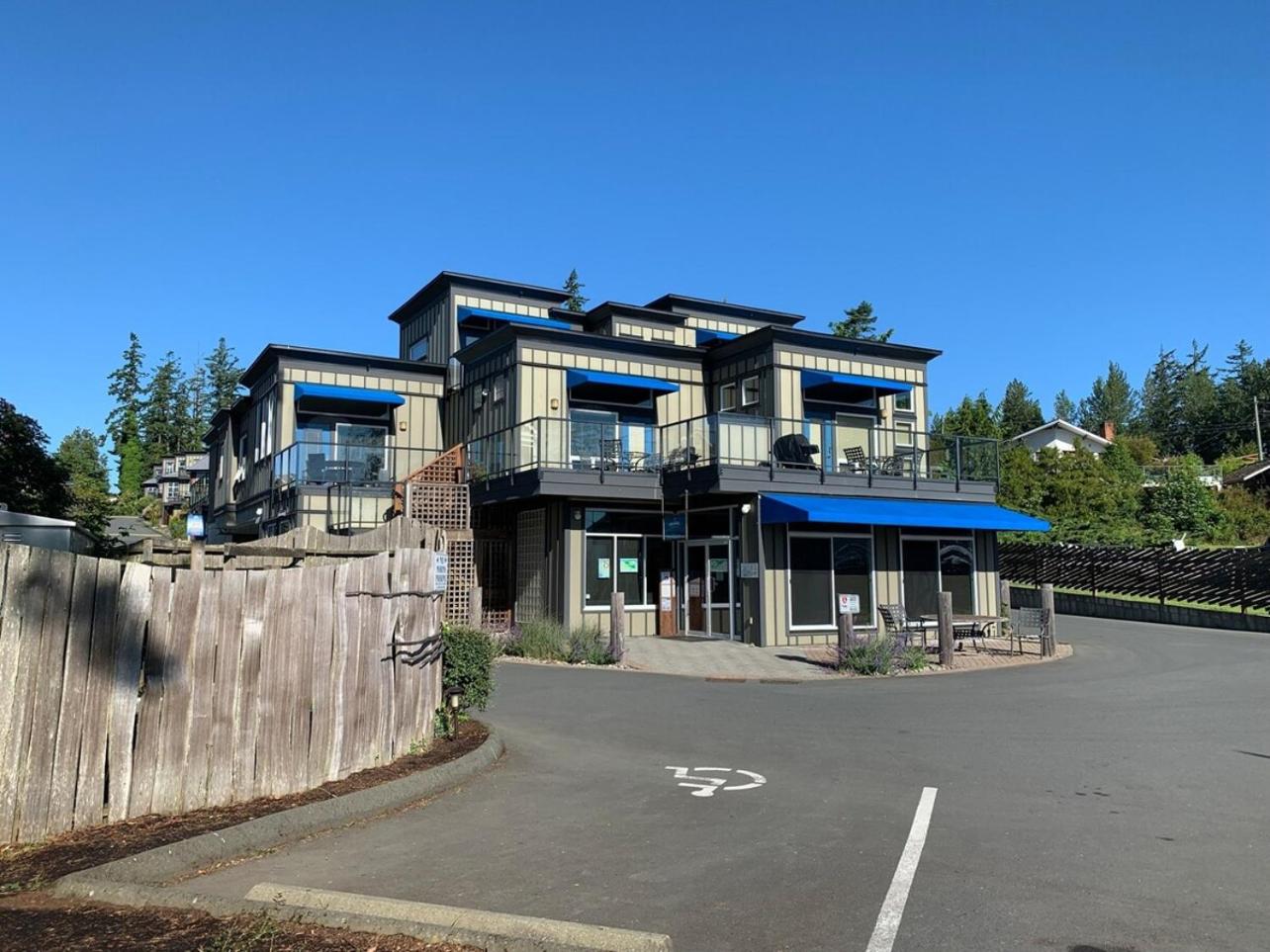 Sooke Oceanview Penthouse - Family Friendly