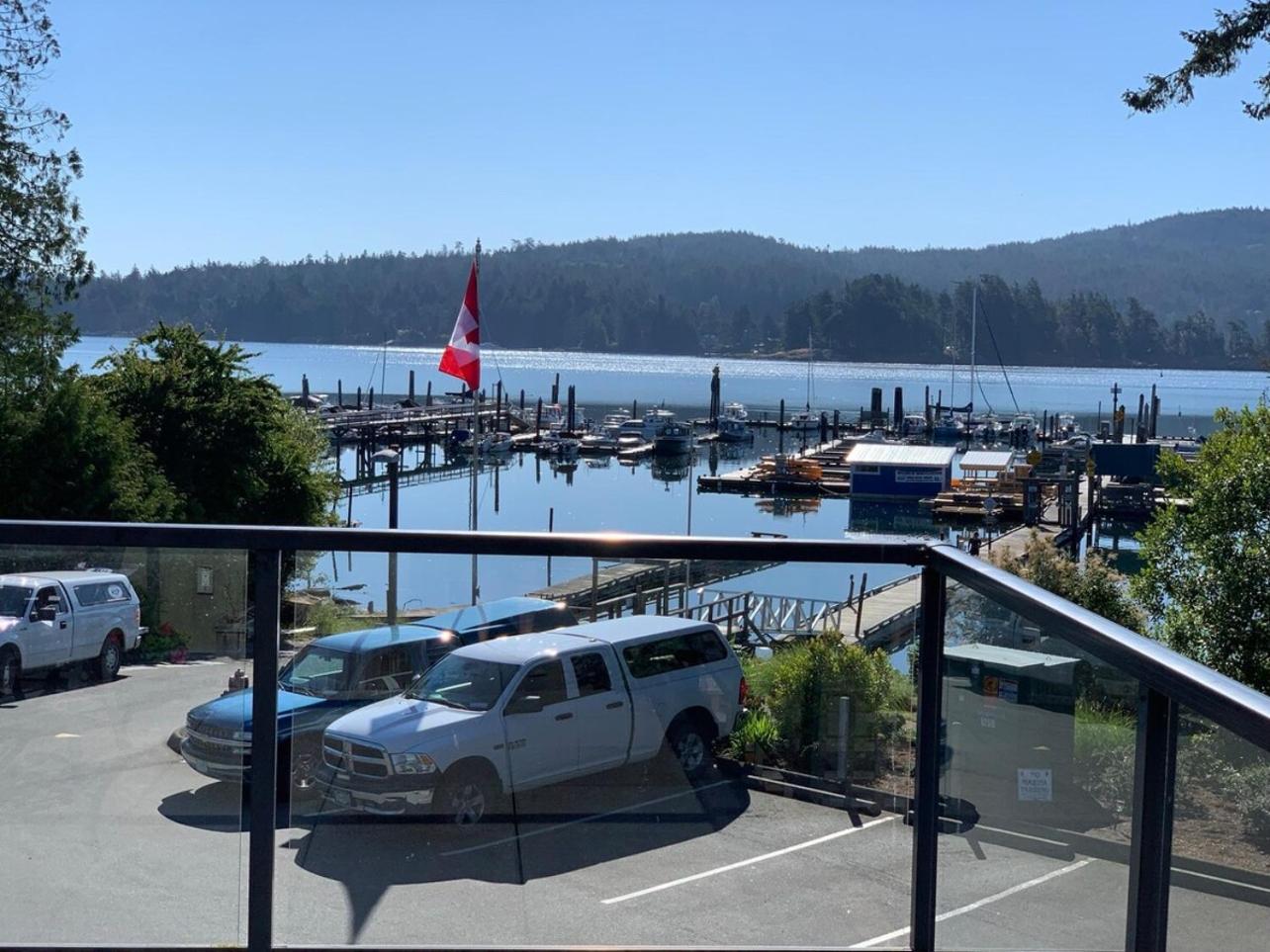 Sooke Oceanview Penthouse - Family Friendly