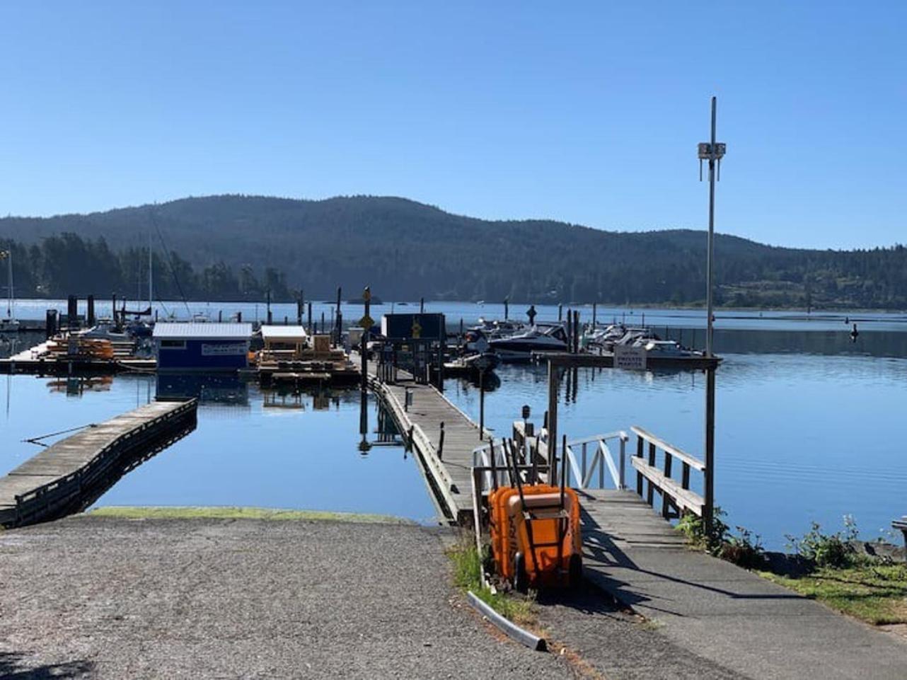 Sheringham Townhouse - Pet Friendly Sooke Rental