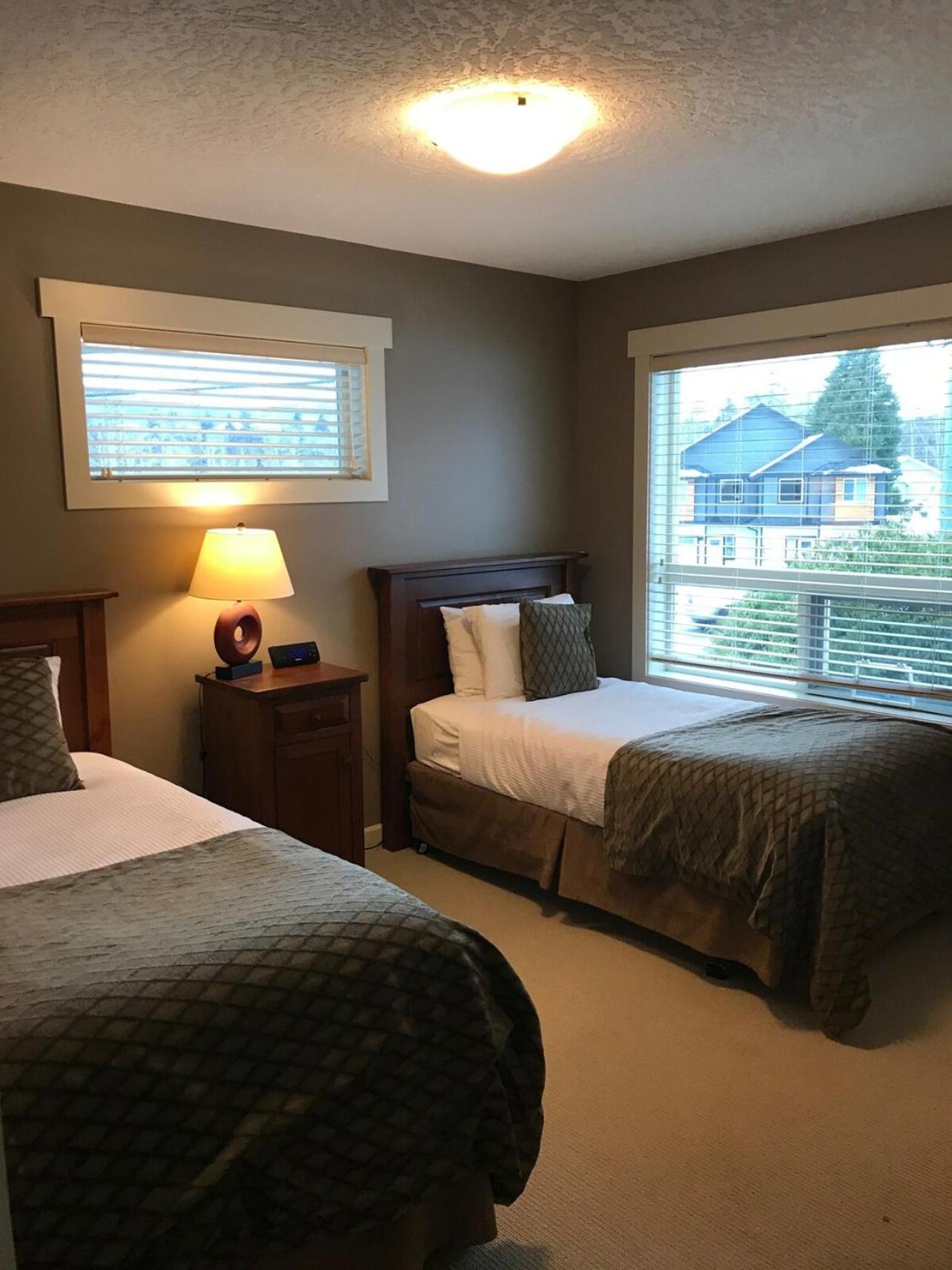 Sheringham Townhouse - Pet Friendly Sooke Rental