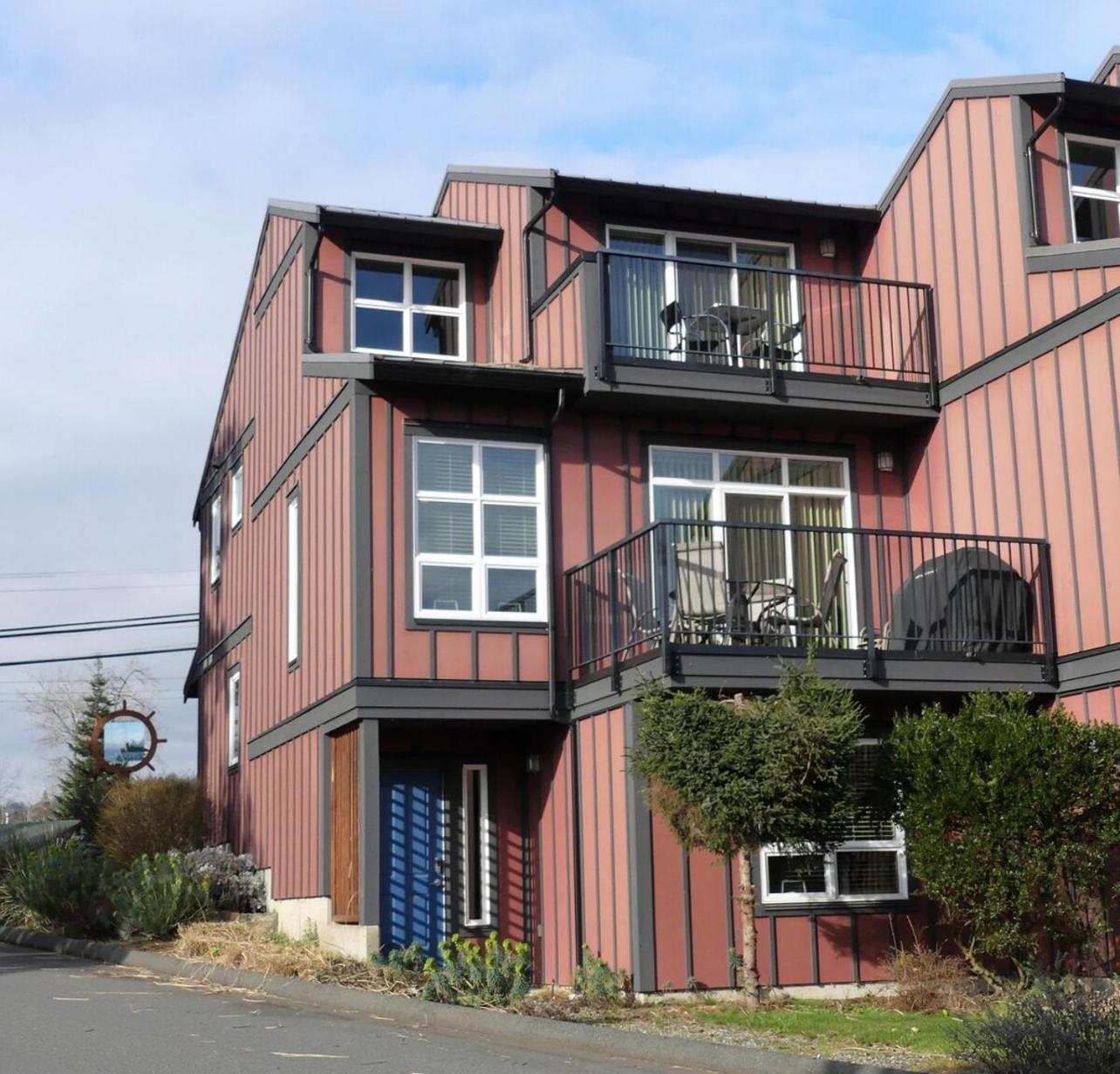 Sheringham Townhouse - Pet Friendly Sooke Rental