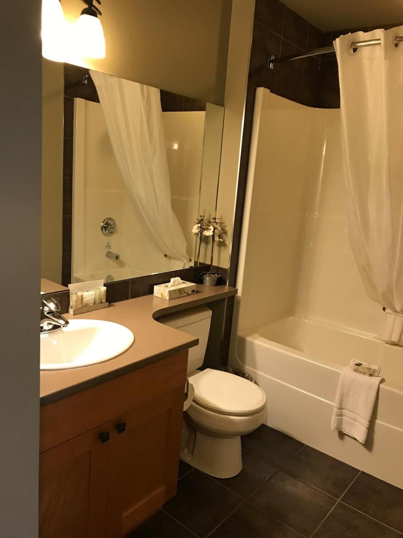 Sheringham Townhouse - Pet Friendly Sooke Rental