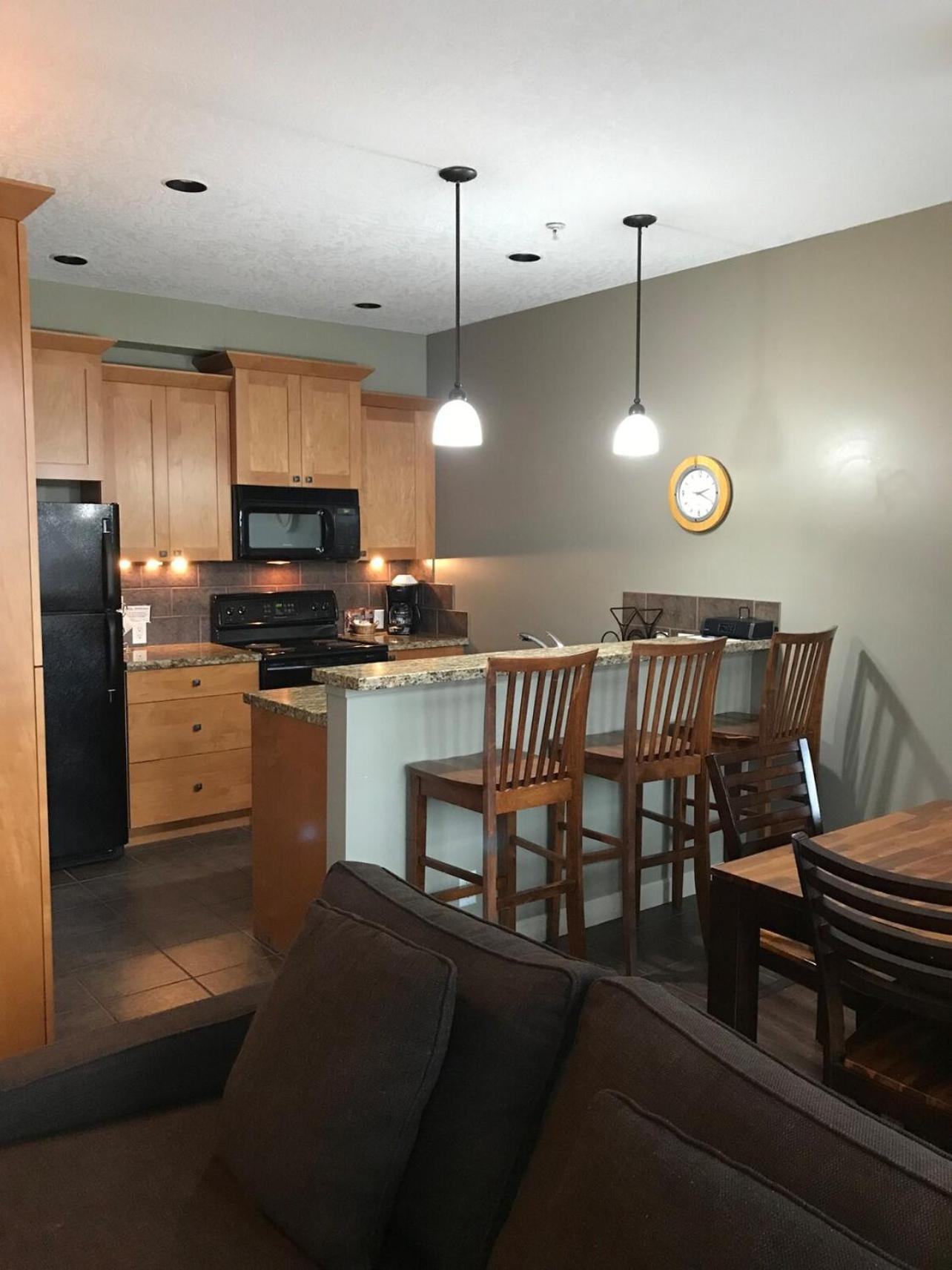 Sheringham Townhouse - Pet Friendly Sooke Rental