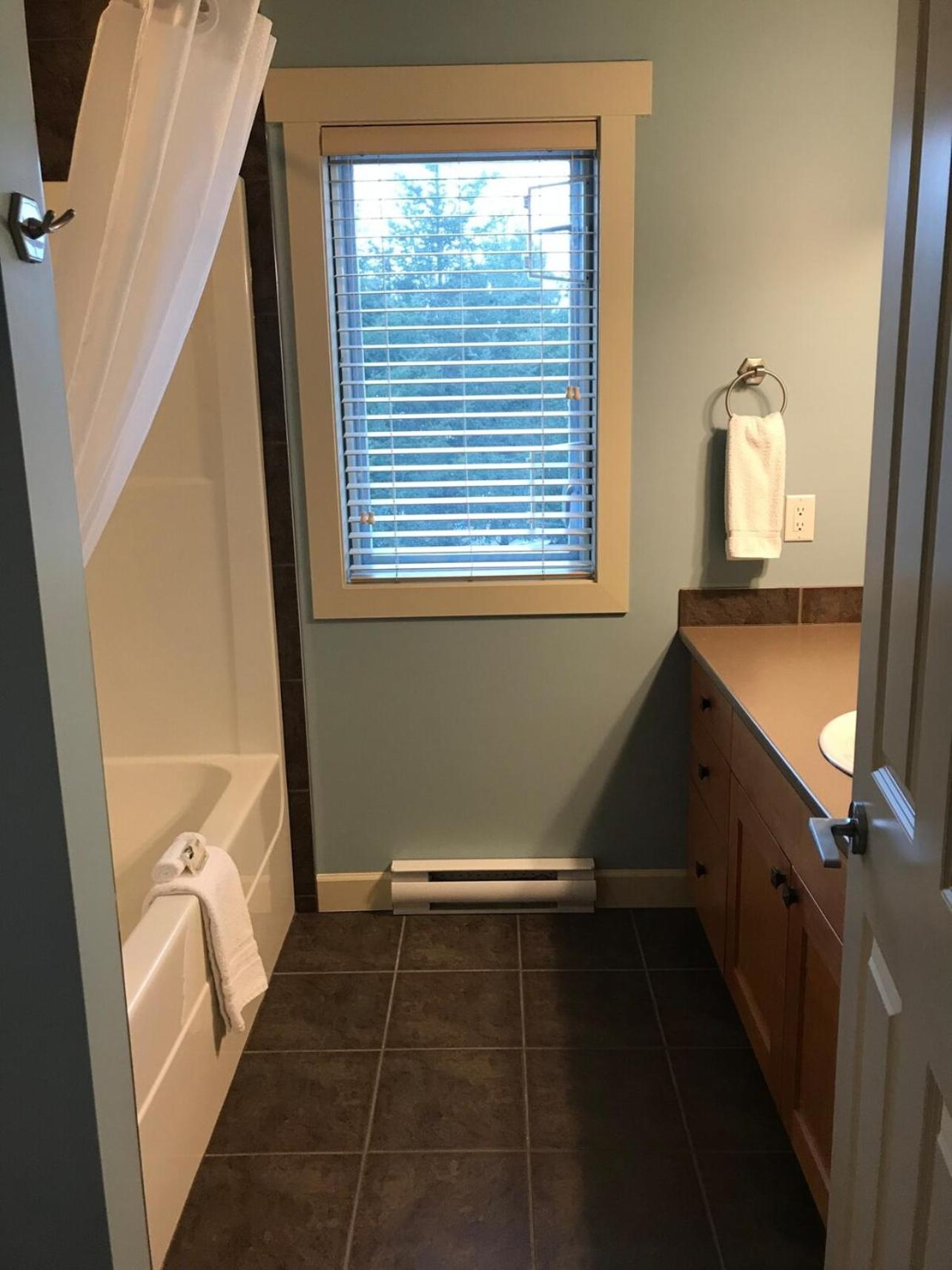 Sheringham Townhouse - Pet Friendly Sooke Rental