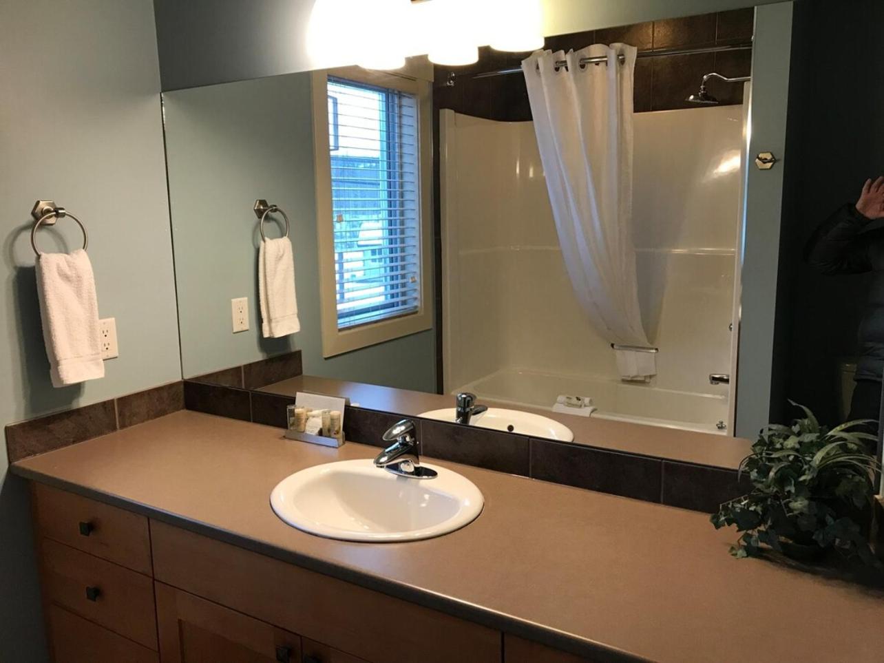 Sheringham Townhouse - Pet Friendly Sooke Rental