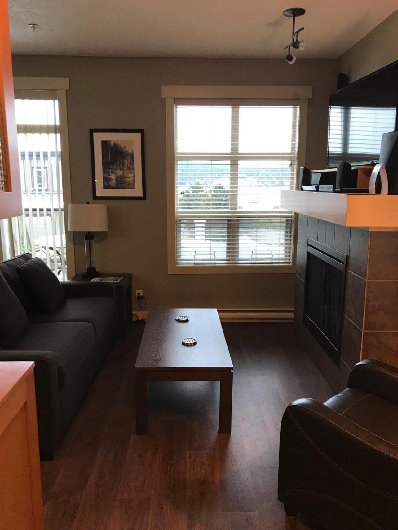 Sheringham Townhouse - Pet Friendly Sooke Rental