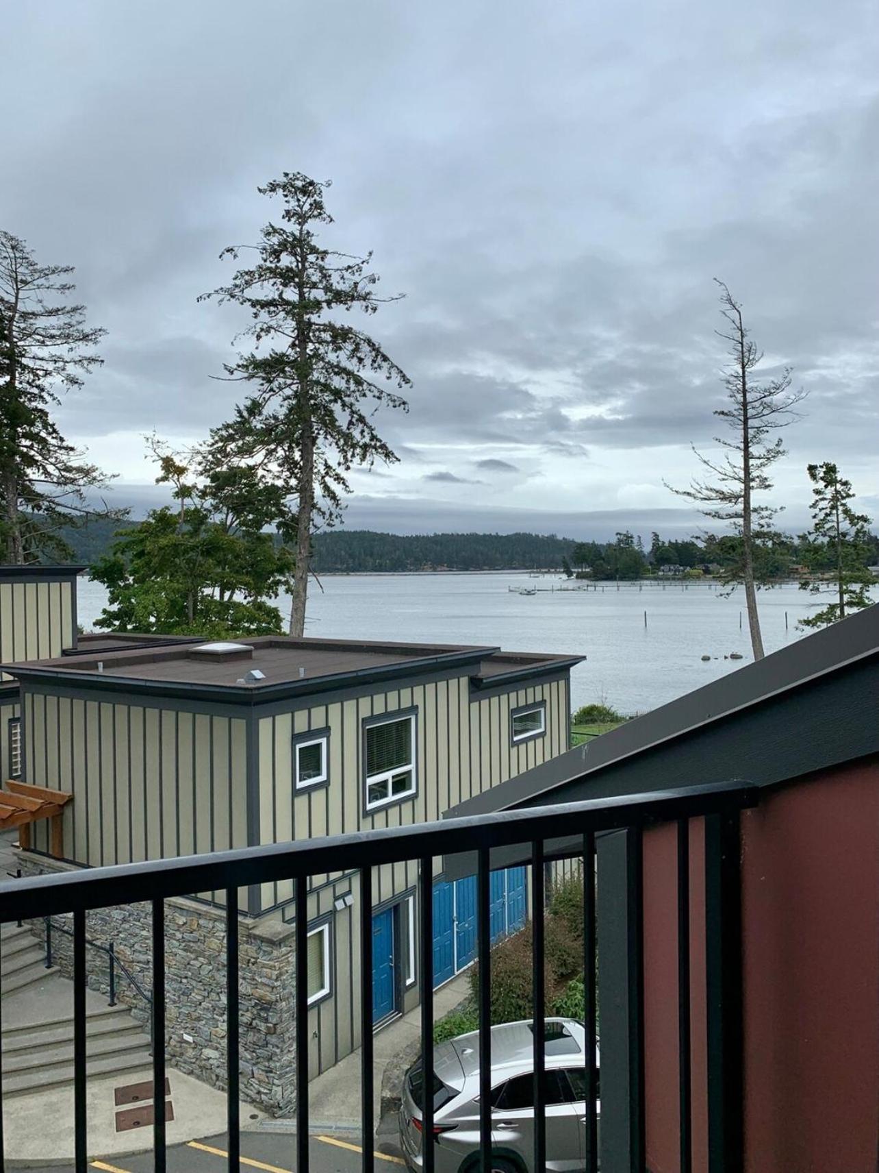 Sooke Vacations - Sooke Harbour Hideaway - Property Image 1