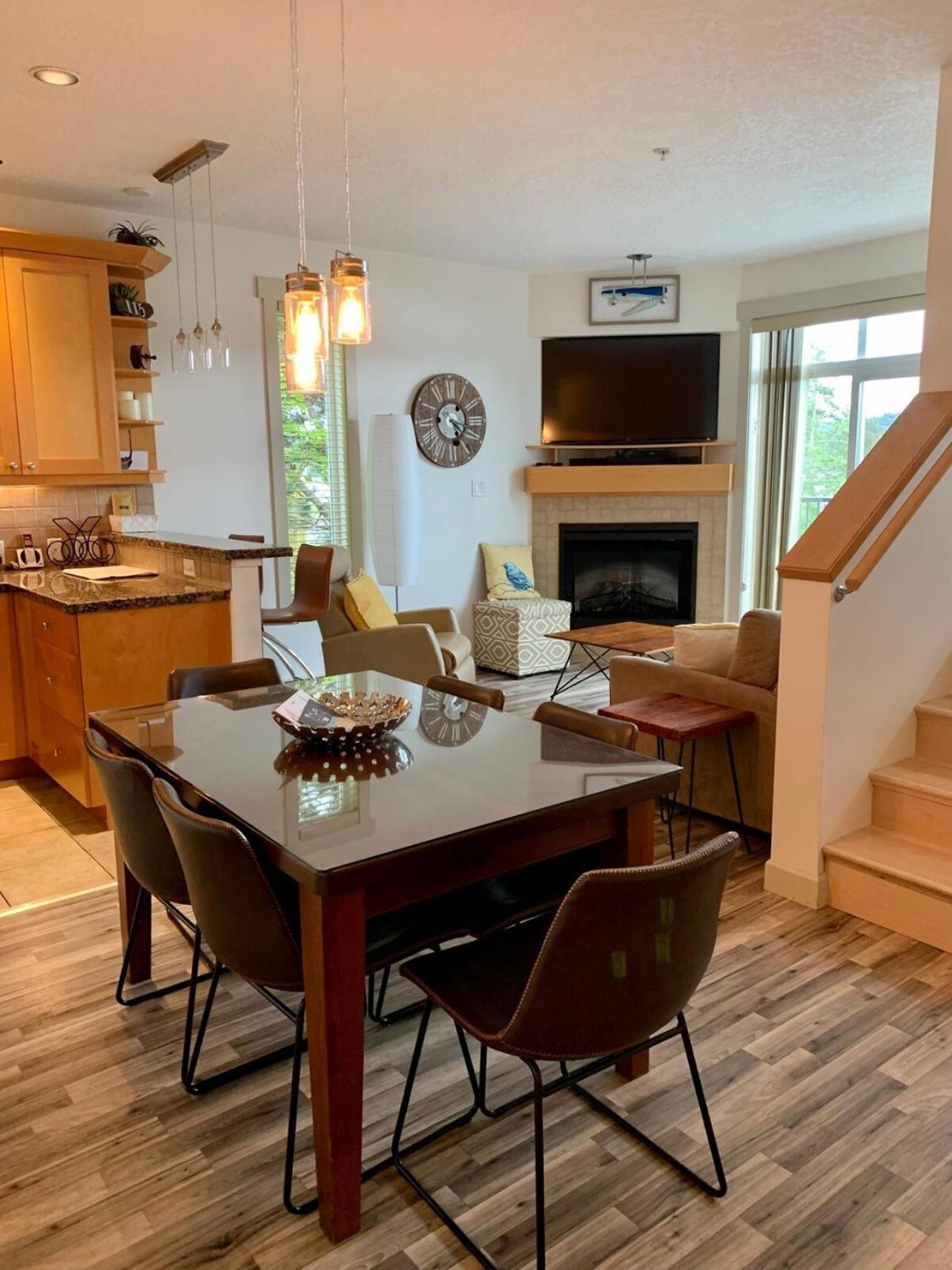 Sooke Vacations - Sooke Harbour Hideaway - Property Image 2