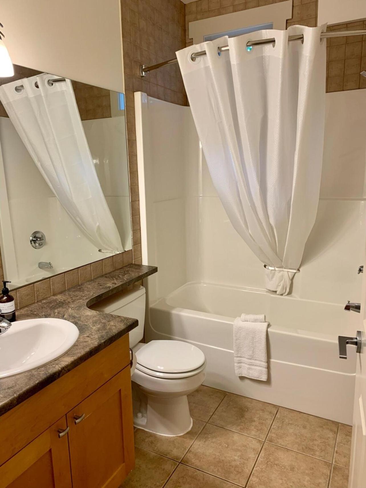 Sooke Vacations - Sooke Harbour Hideaway - Property Image 4