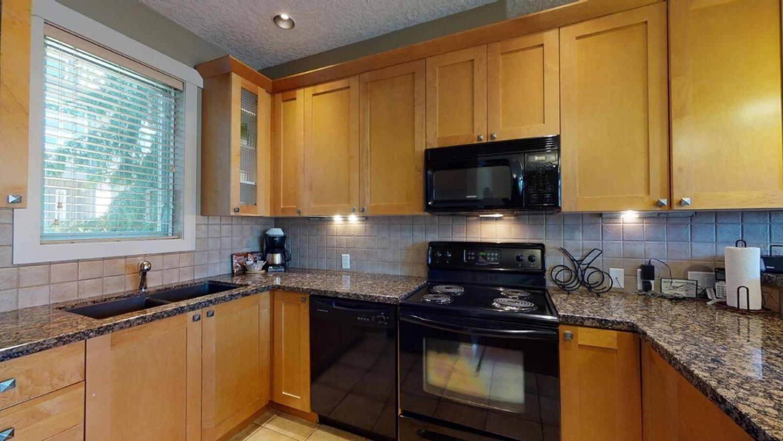 Sooke Vacations - Sooke Harbour Getaway - Property Image 2