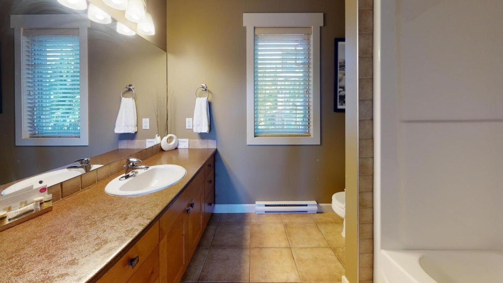 Sooke Vacations - Sooke Harbour Getaway - Property Image 10