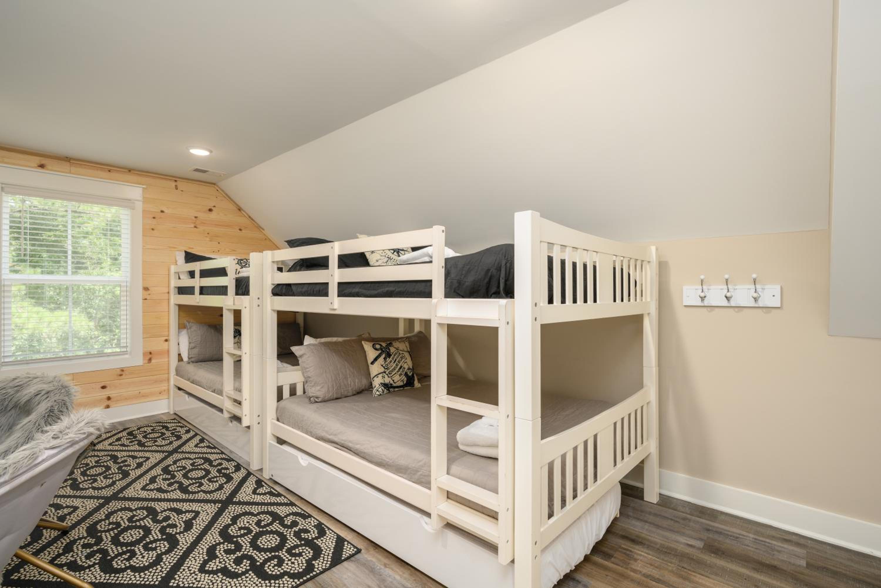 15% off 7 Night Stays Aug- Oct Pool & HOT Tub, New Renovations, Elevator, Beach