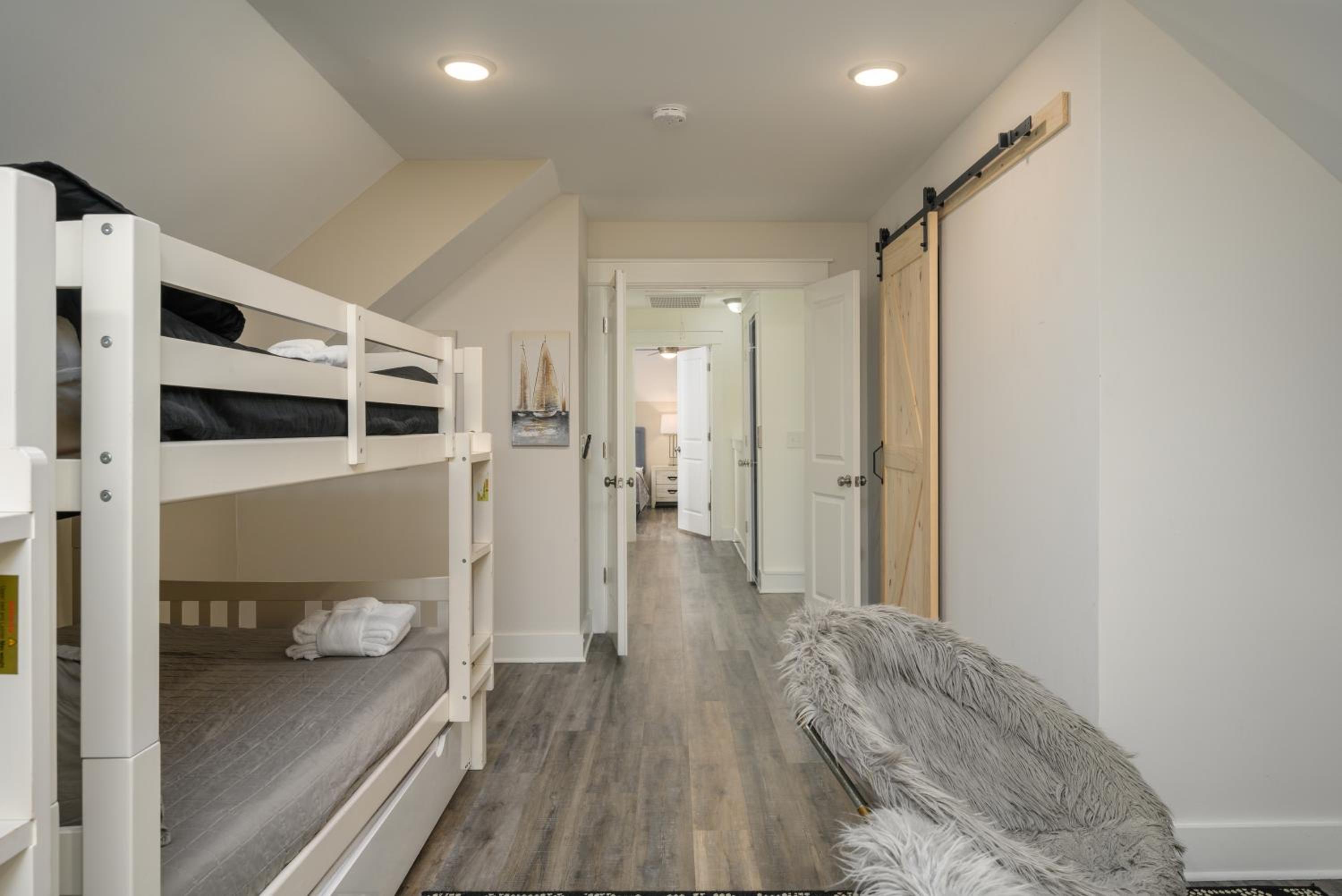 15% off 7 Night Stays Aug- Oct Pool & HOT Tub, New Renovations, Elevator, Beach