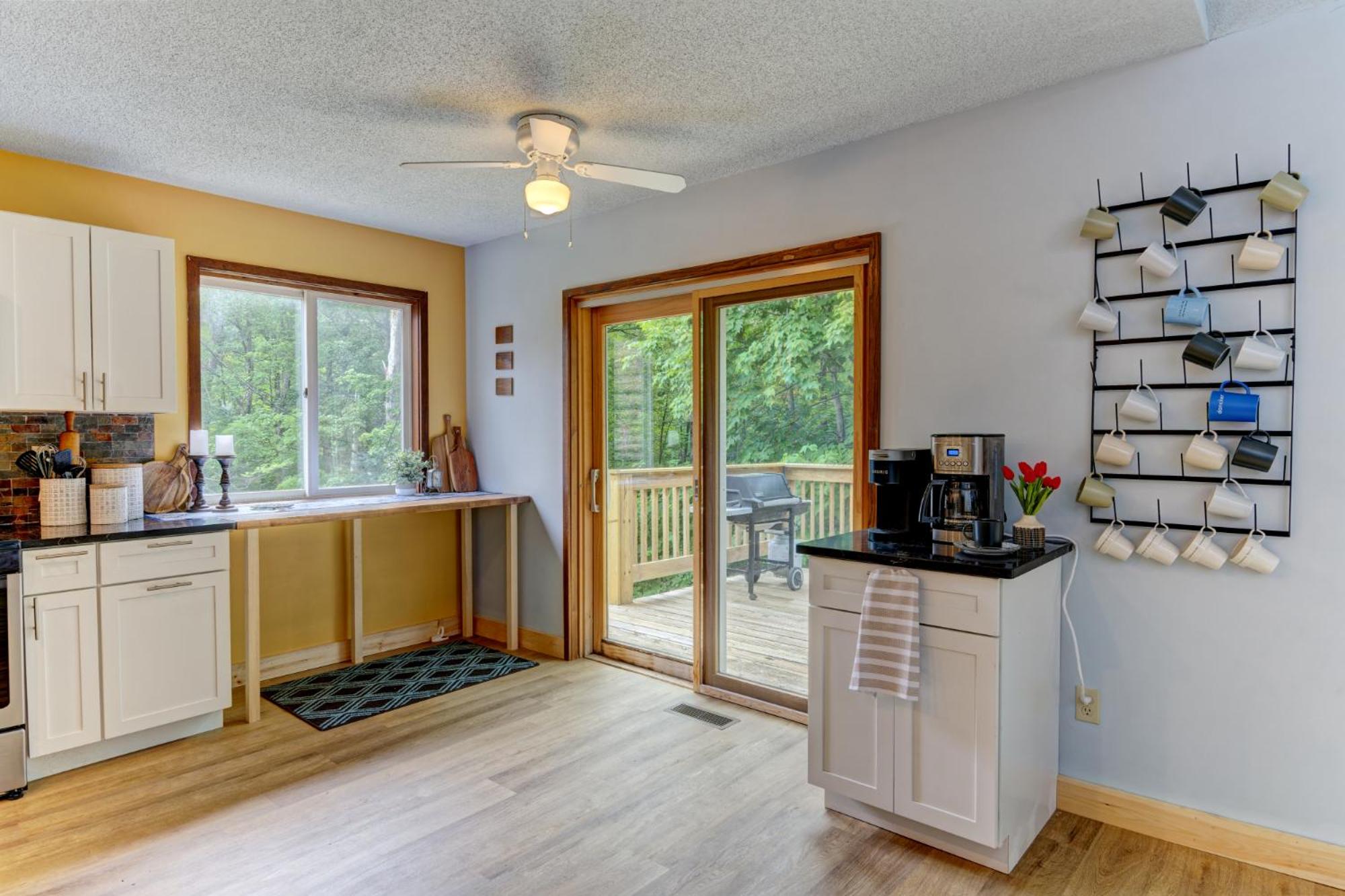 HUGE renovated home Sleeps 12+ 5 BR/3BA Home Off view 2