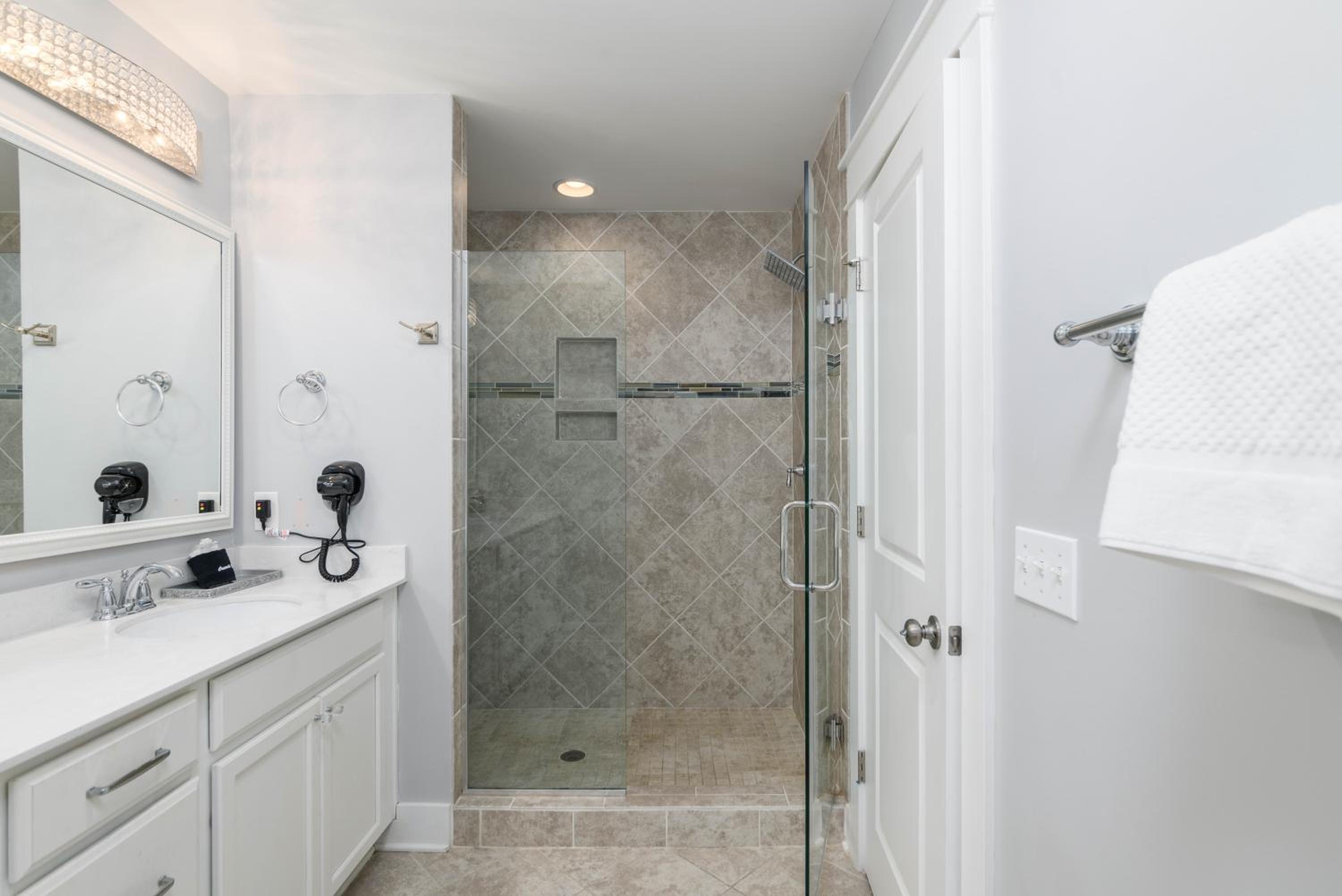 15% off 7 Night Stays Aug- Oct SALTWATER POOL, TV BY POOL, ELEVATOR, KIDS ROOM view 2