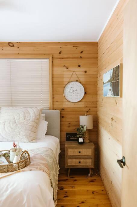 The Fox Lakefront Cottage with PrivateBeach and Sauna