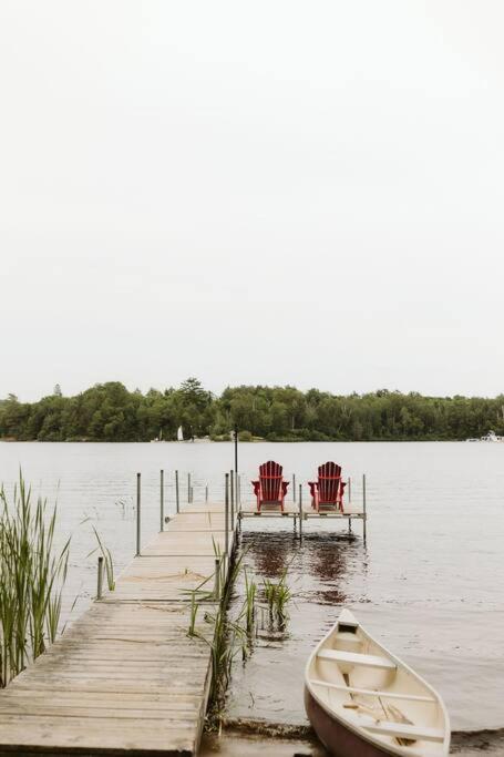 The Fox Lakefront Cottage with PrivateBeach and Sauna