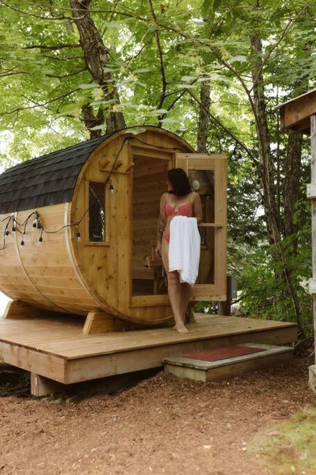 The Fox Lakefront Cottage with PrivateBeach and Sauna