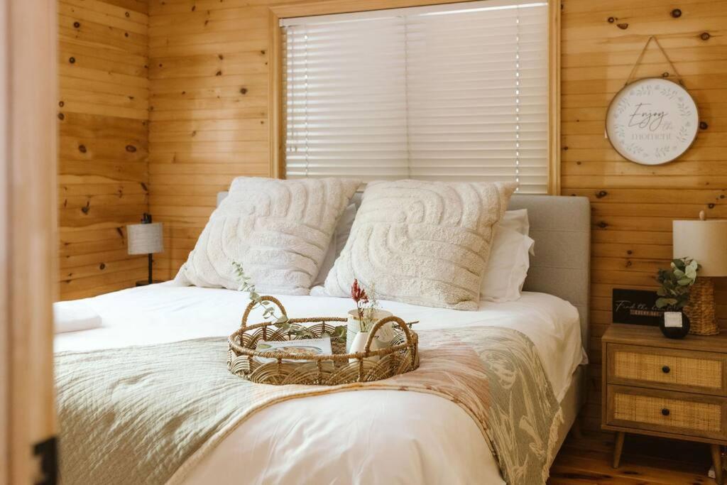 The Fox Lakefront Cottage with PrivateBeach and Sauna