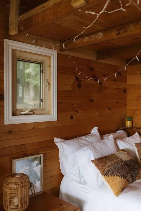The Fox Lakefront Cottage with PrivateBeach and Sauna