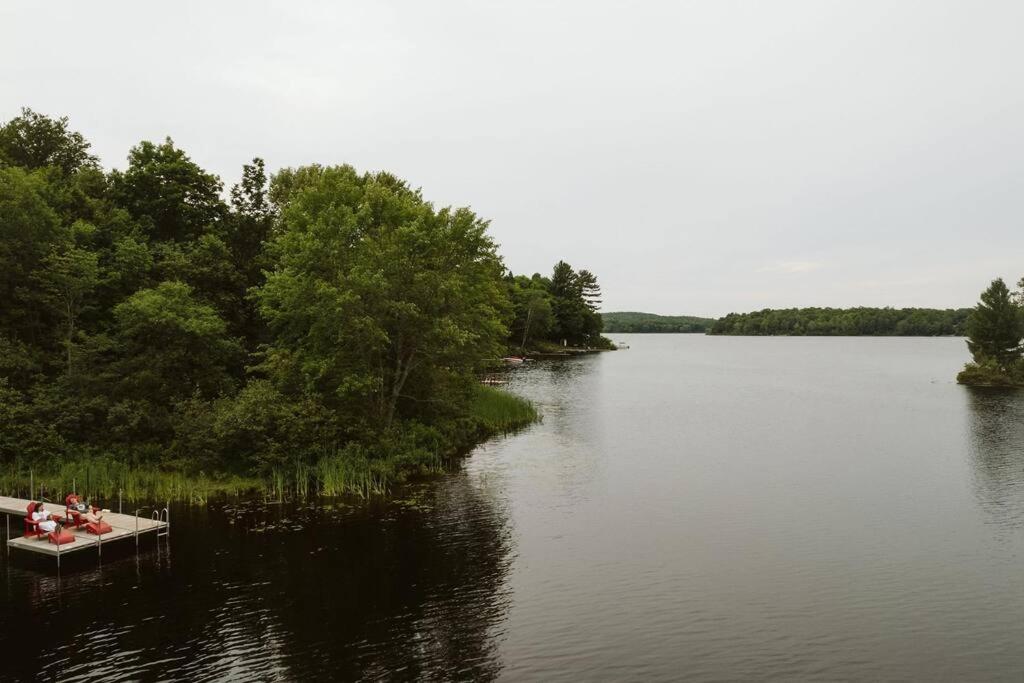 The Fox Lakefront Cottage with PrivateBeach and Sauna