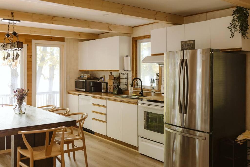 The Fox Lakefront Cottage with PrivateBeach and Sauna
