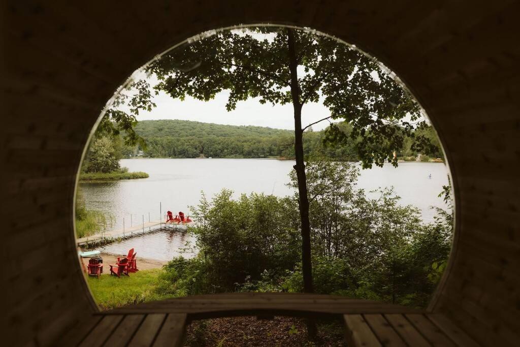 The Fox Lakefront Cottage with PrivateBeach and Sauna