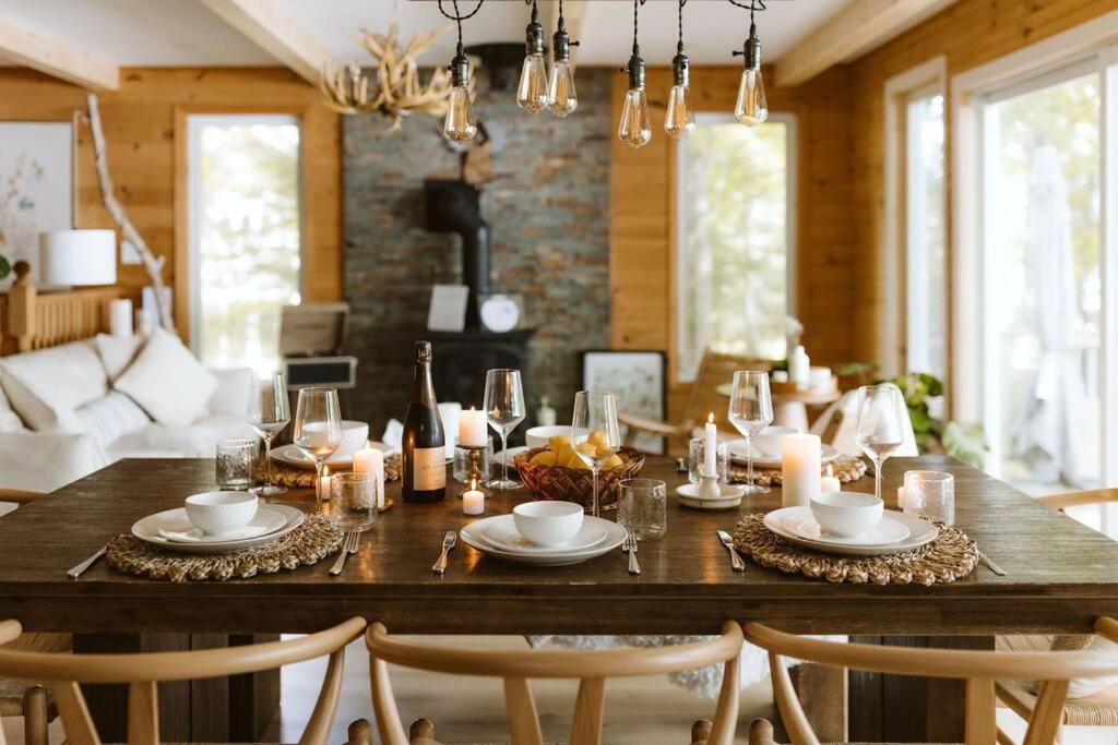 The Fox Lakefront Cottage with PrivateBeach and Sauna