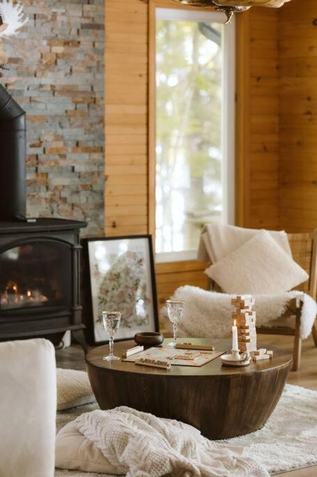 The Fox Lakefront Cottage with PrivateBeach and Sauna