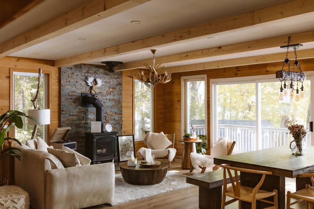The Fox Lakefront Cottage with PrivateBeach and Sauna