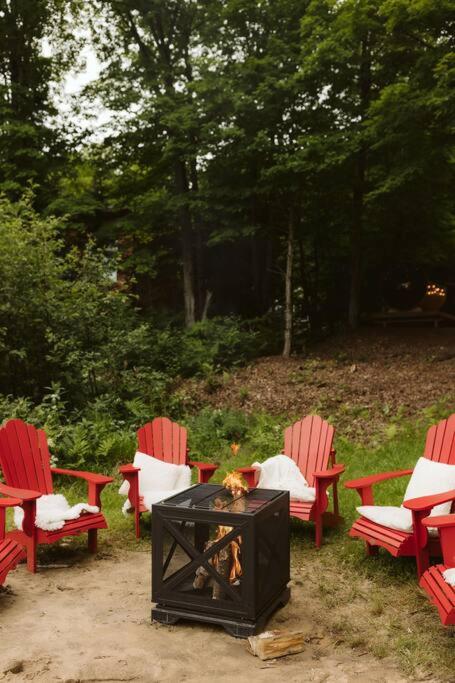 The Fox Lakefront Cottage with PrivateBeach and Sauna