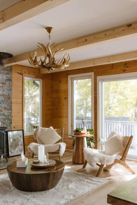 The Fox Lakefront Cottage with PrivateBeach and Sauna