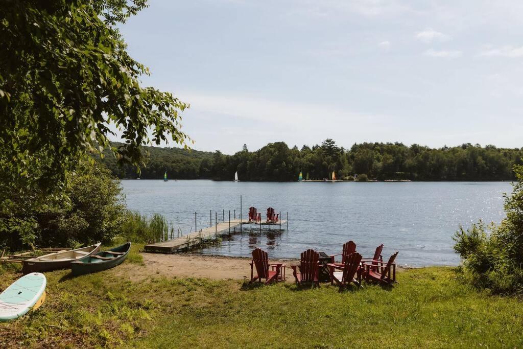 The Fox Lakefront Cottage with PrivateBeach and Sauna