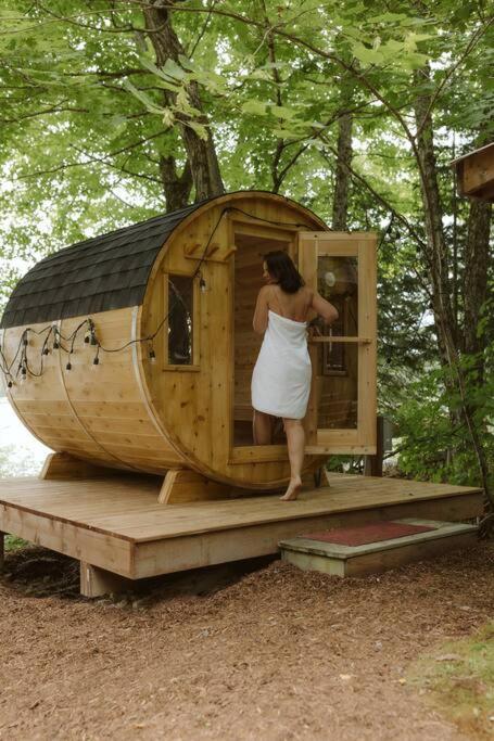 The Fox Lakefront Cottage with PrivateBeach and Sauna
