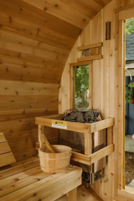 The Fox Lakefront Cottage with PrivateBeach and Sauna