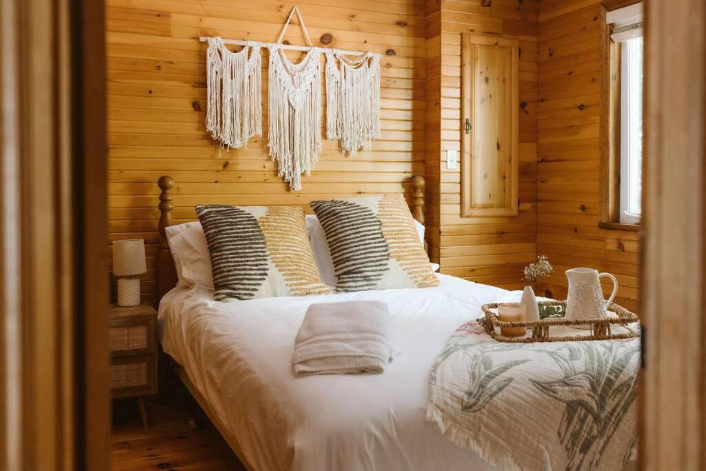 The Fox Lakefront Cottage with PrivateBeach and Sauna
