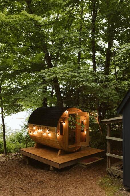 The Fox Lakefront Cottage with PrivateBeach and Sauna