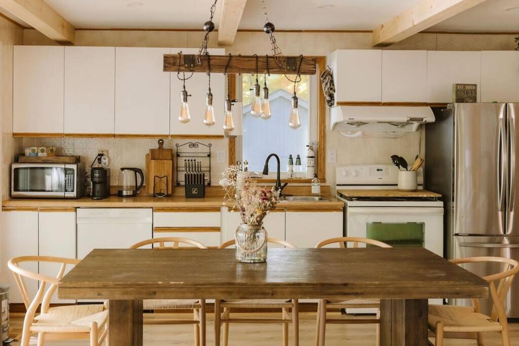 The Fox Lakefront Cottage with PrivateBeach and Sauna