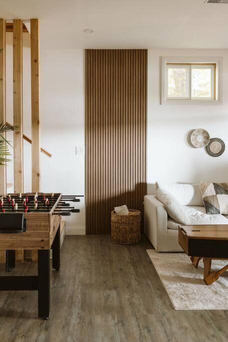 The Fox Lakefront Cottage with PrivateBeach and Sauna
