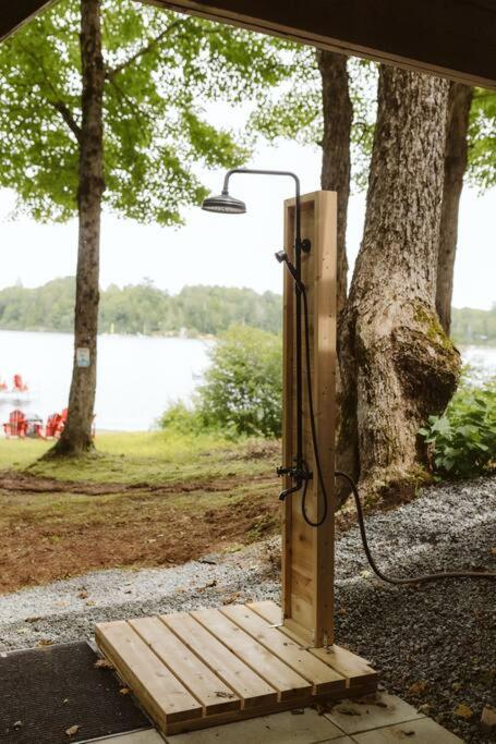The Fox Lakefront Cottage with PrivateBeach and Sauna