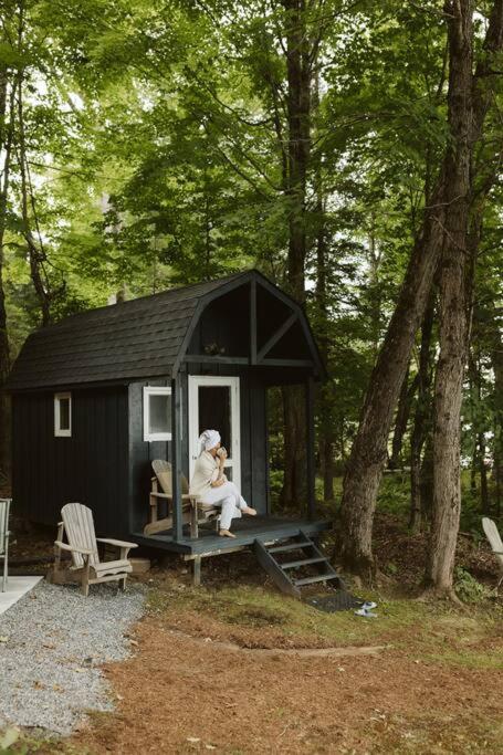 The Fox Lakefront Cottage with PrivateBeach and Sauna